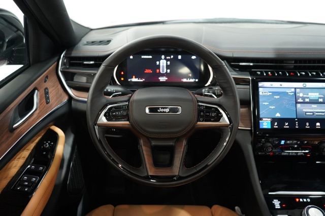 Used 2025 Jeep Grand Cherokee Summit w/ Obsidian Package image 12