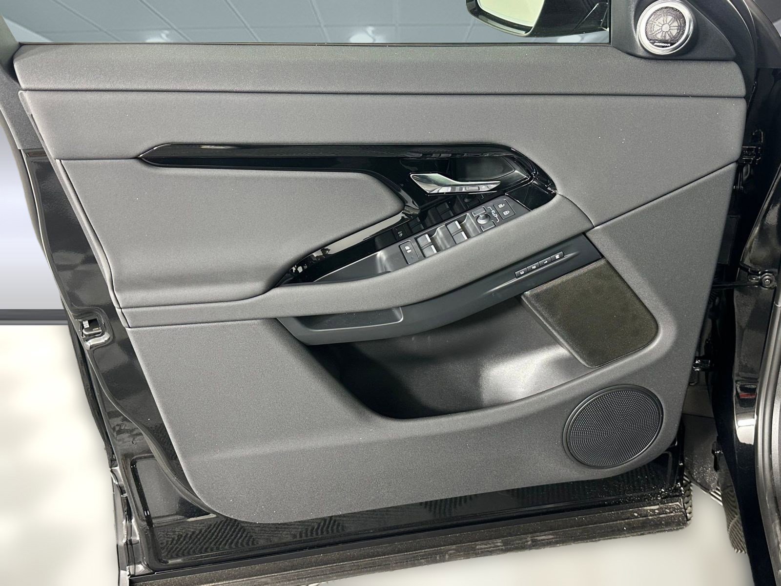 Used 2026 Land Rover Range Rover Evoque S image 11