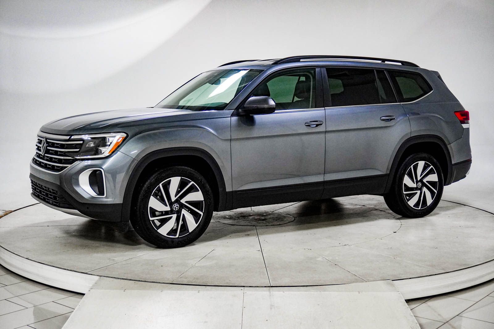 Used 2025 Volkswagen Atlas SE AWD/4WD image 3