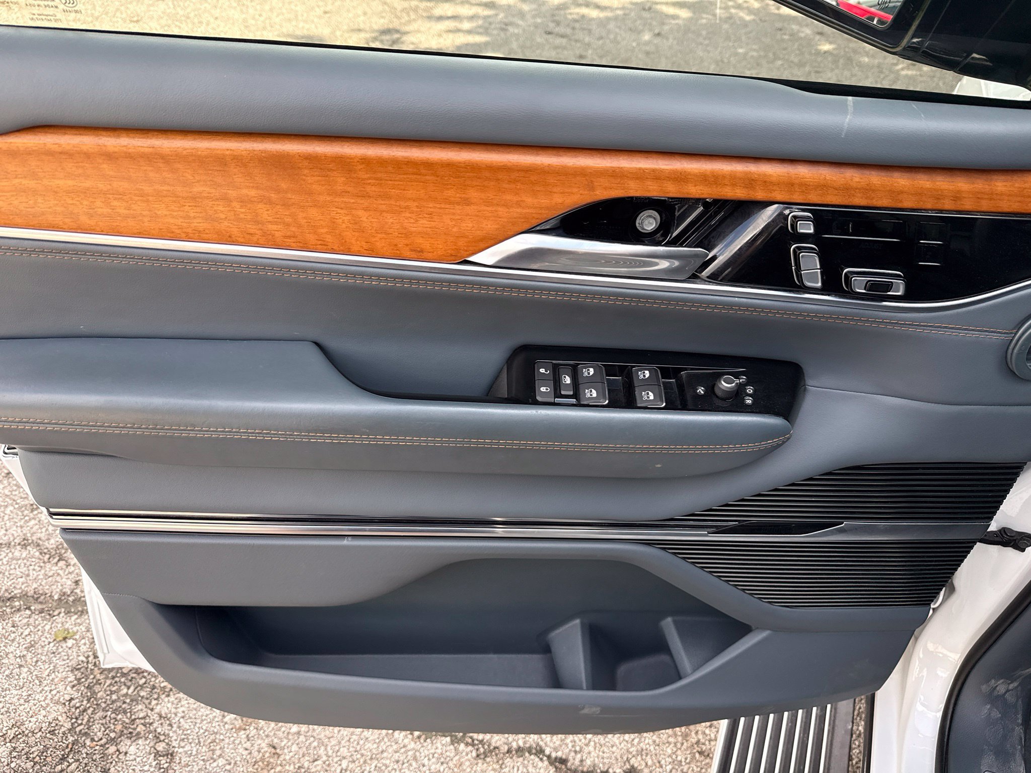 Used 2022 Jeep Grand Wagoneer Series II w/ Convenience Group III AWD/4WD image 24