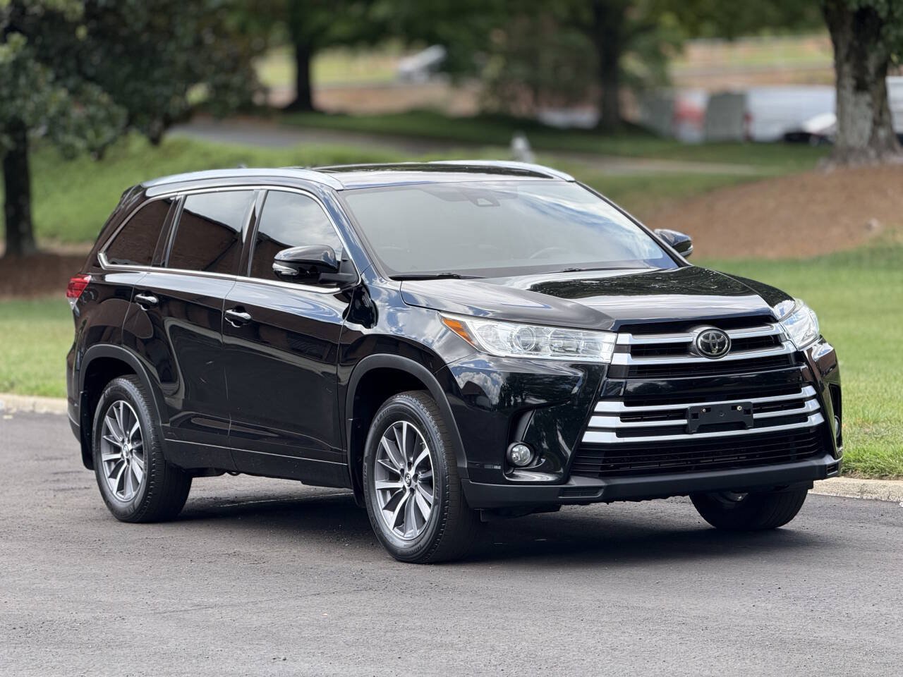 Used 2018 Toyota Highlander XLE w/ Carpet Mat Package (TMS) AWD/4WD image 3