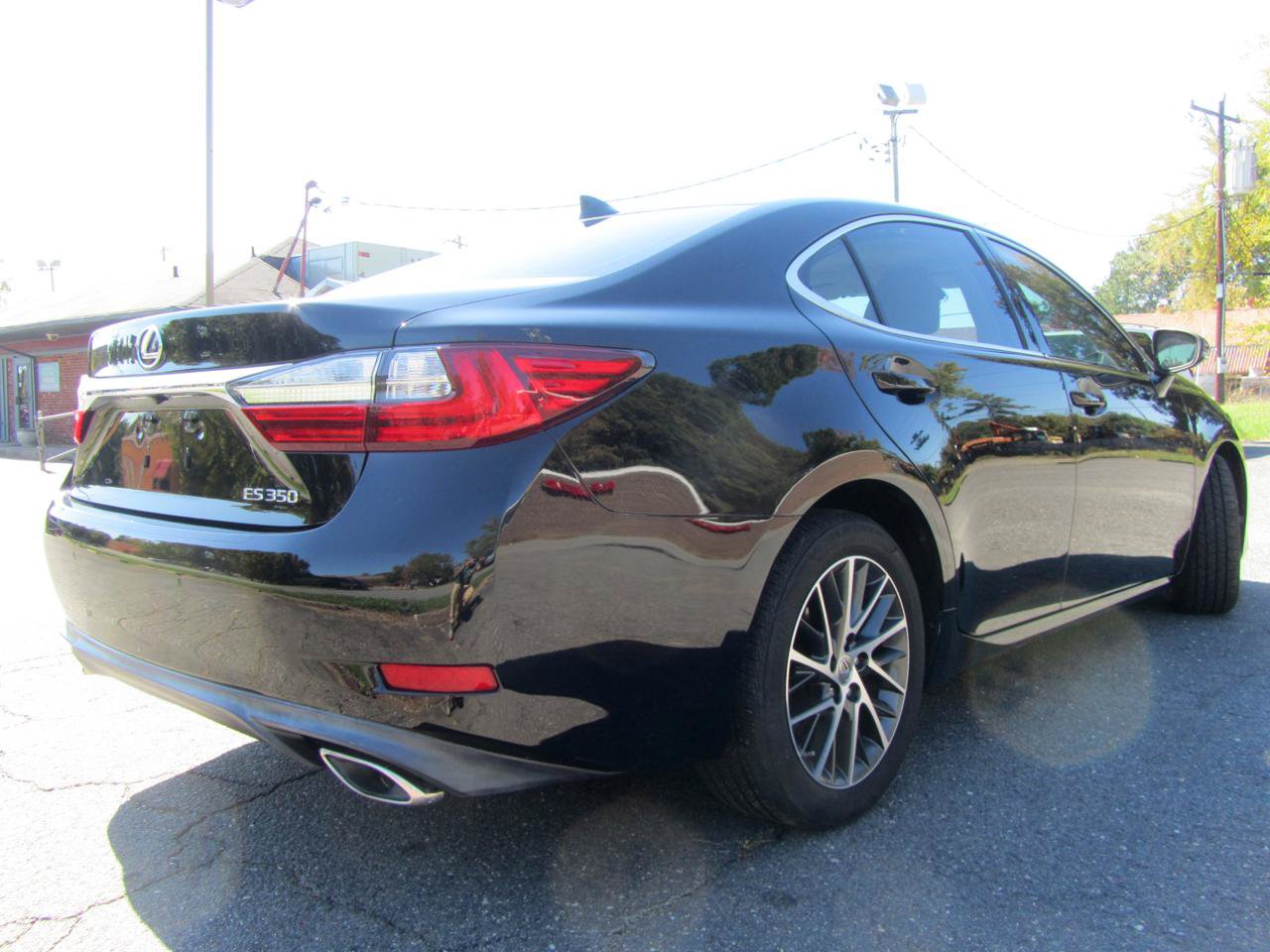 Used 2016 Lexus ES 350 w/ Luxury Pkg & Navigation w/ Luxury Package w/Wood Trim FWD image 10