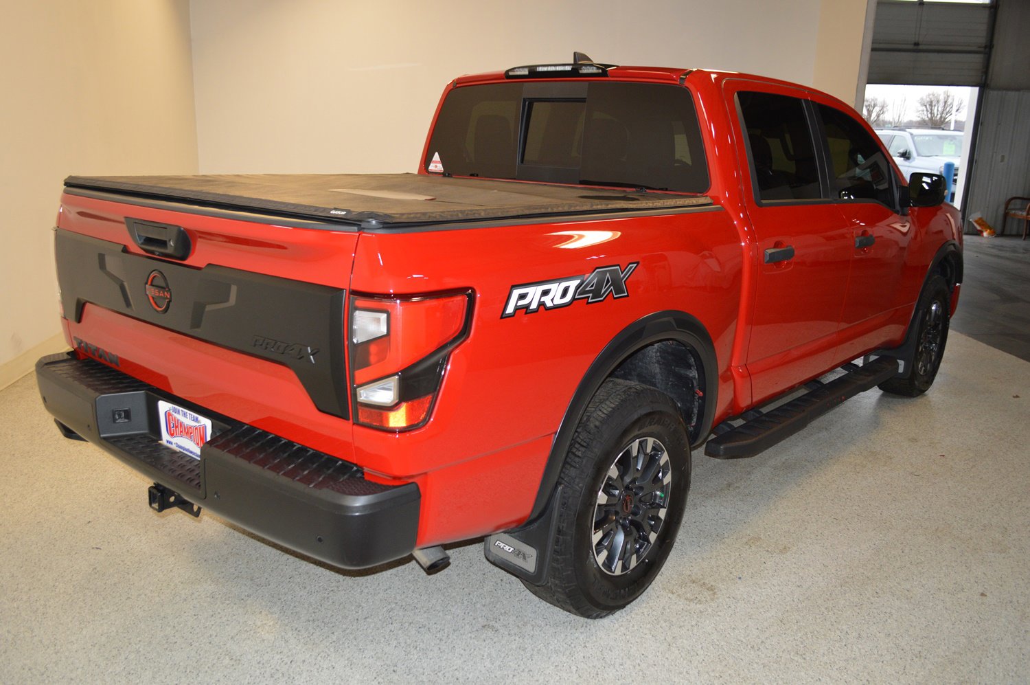 Used 2024 Nissan Titan PRO-4X w/ Pro-4x Convenience Package image 3