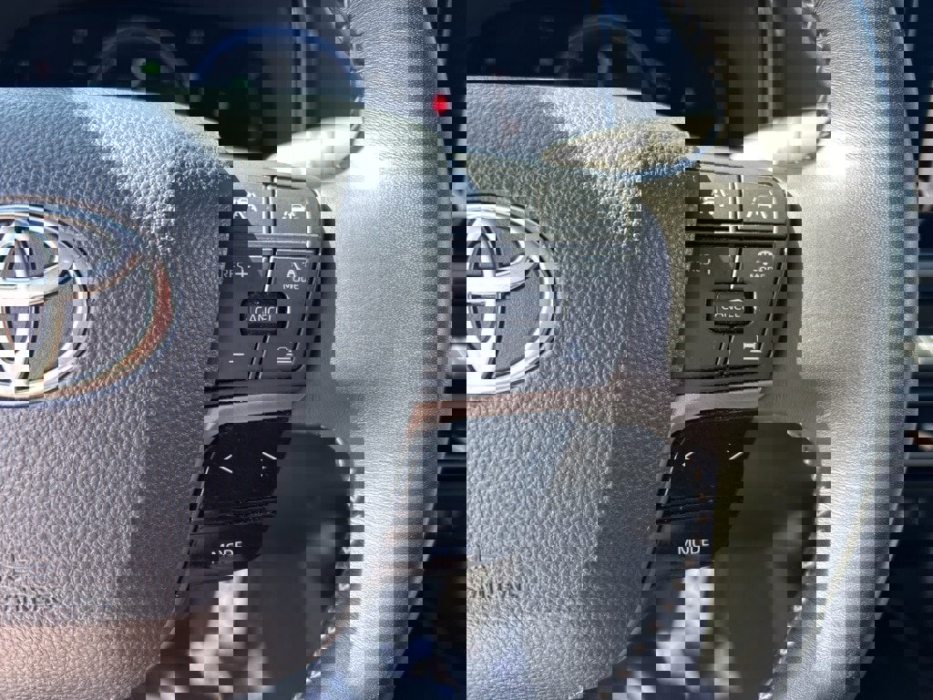 Used 2025 Toyota Camry SE image 8