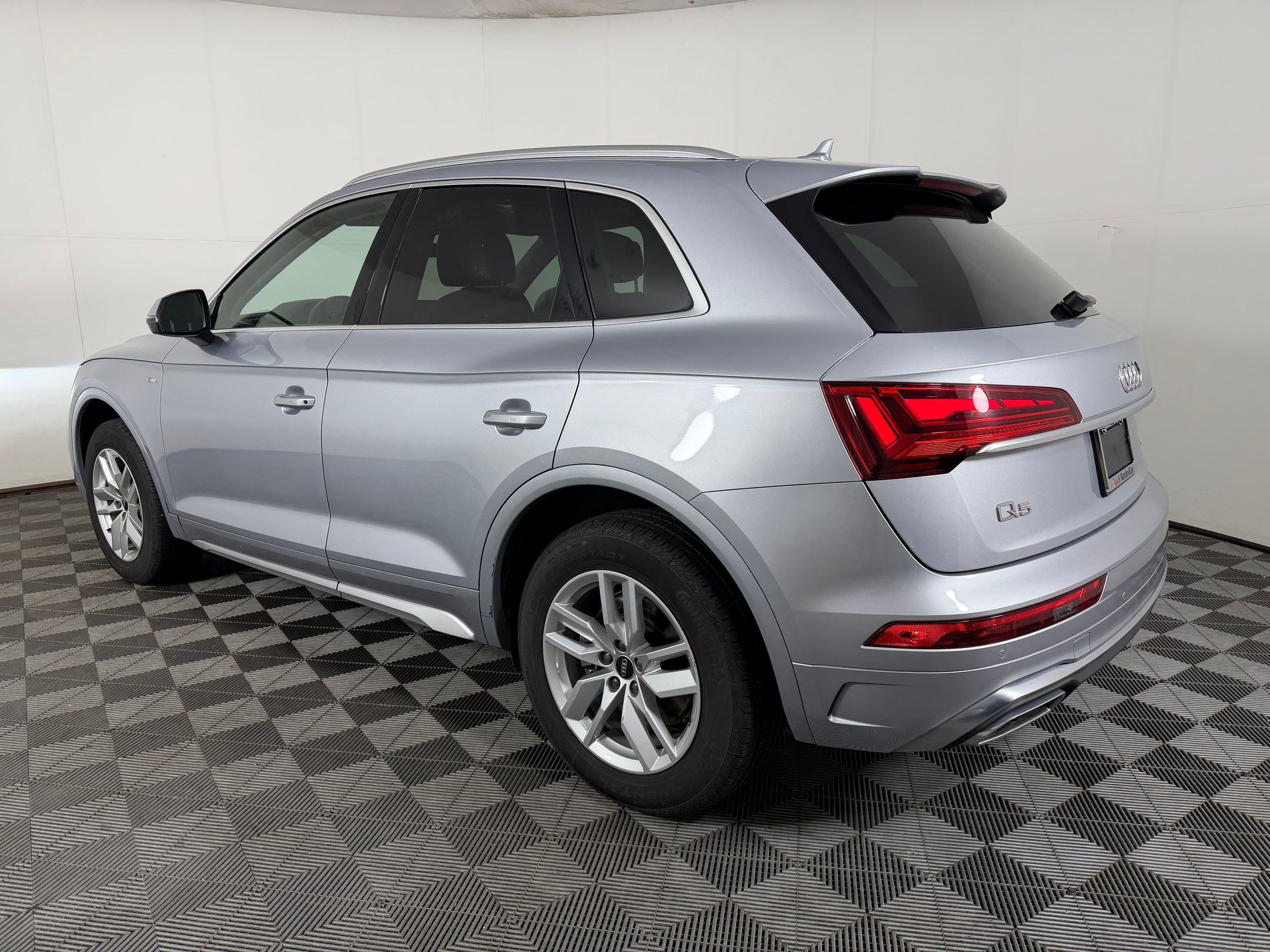 Certified 2023 Audi Q5 2.0T Premium w/ Convenience Package AWD/4WD image 3