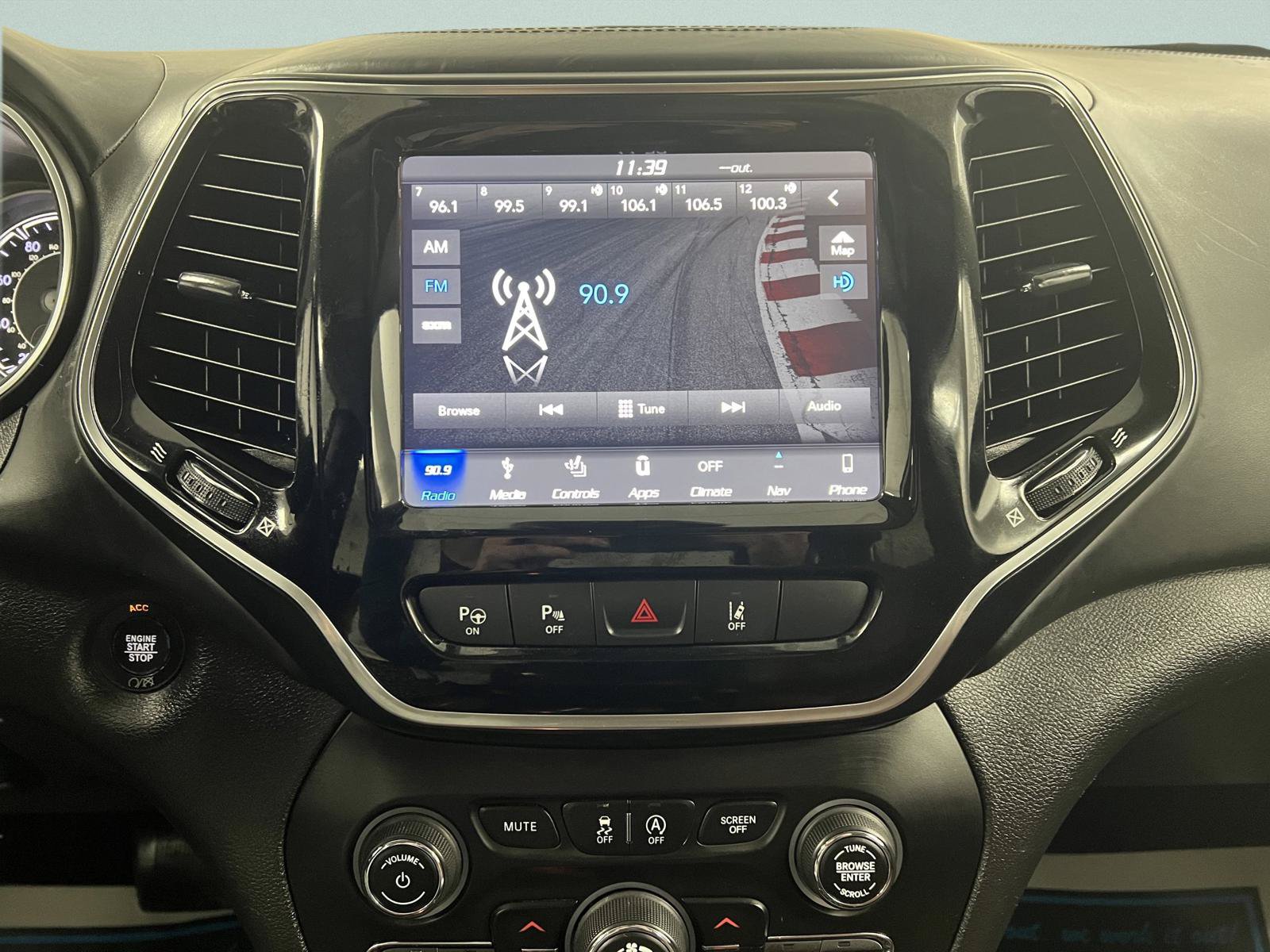 Used 2019 Jeep Cherokee Overland w/ Technology Group FWD image 18