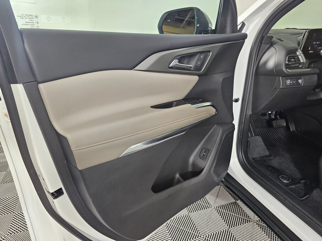 Used 2025 Chevrolet Traverse LT w/ Driver Confidence Package FWD image 18