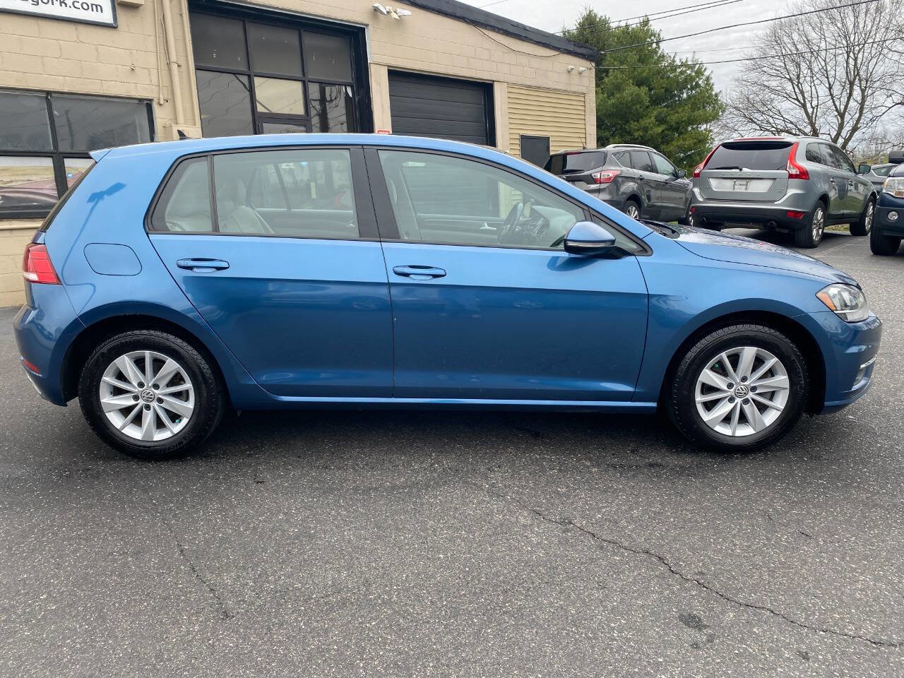 Used 2018 Volkswagen Golf S image 2