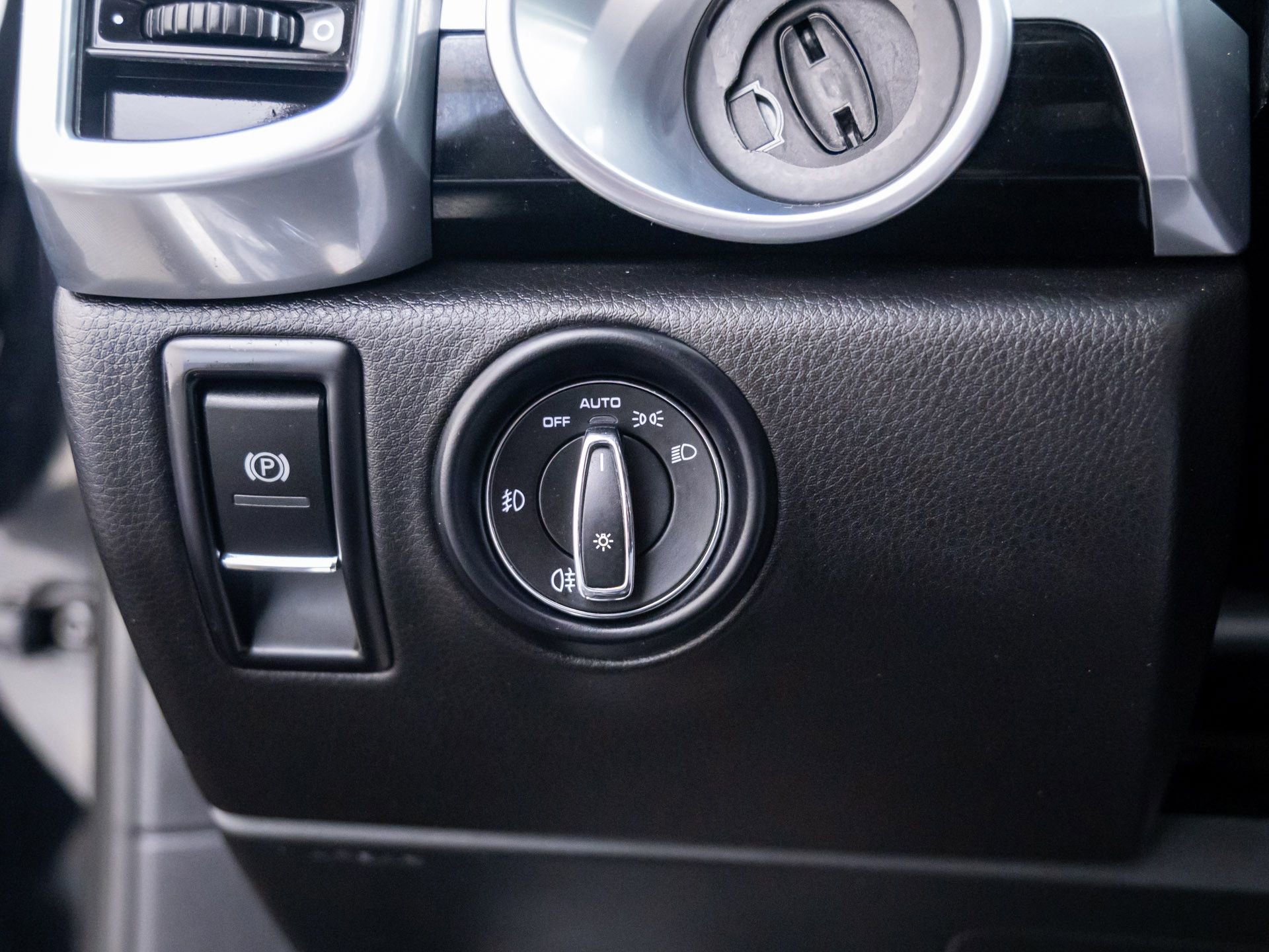 Certified 2017 Porsche Cayenne Platinum Edition image 18