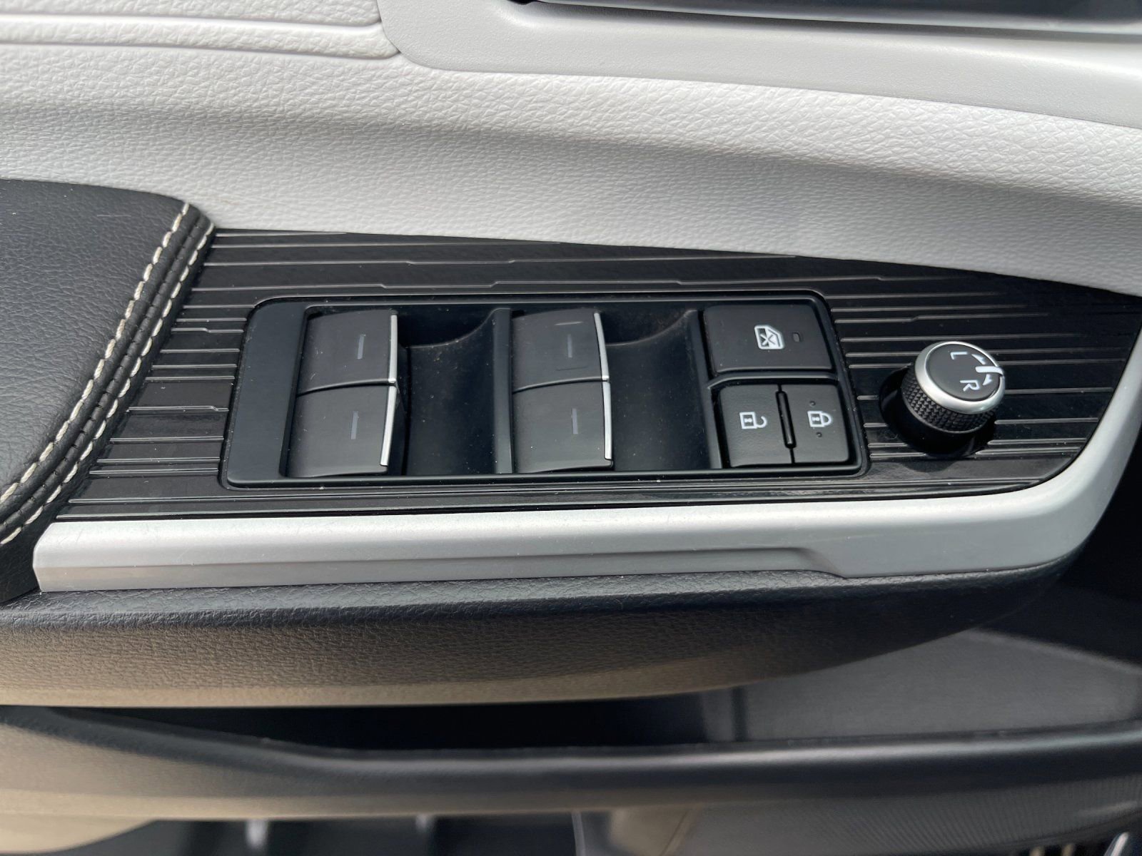 Used 2025 Toyota Sienna XSE w/ XSE Plus Package image 12