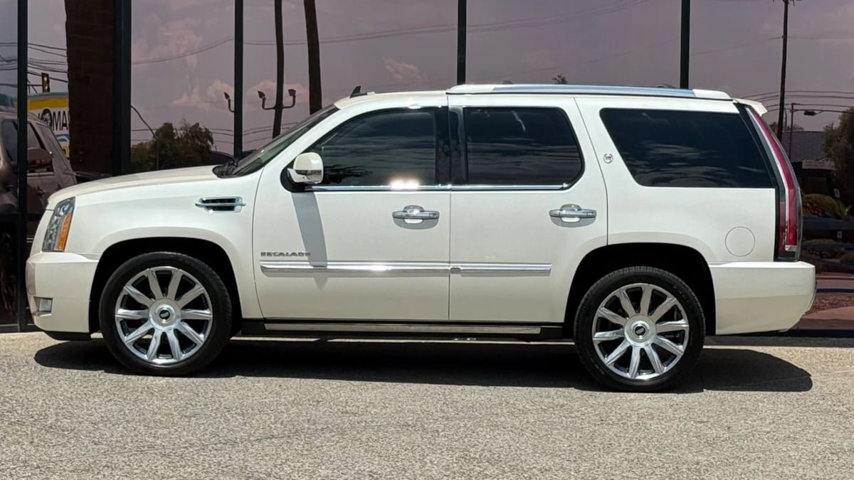 Used 2013 Cadillac Escalade Platinum AWD/4WD image 4