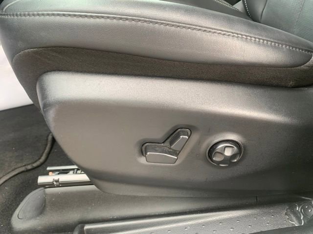 Used 2025 Chrysler Pacifica Select image 12