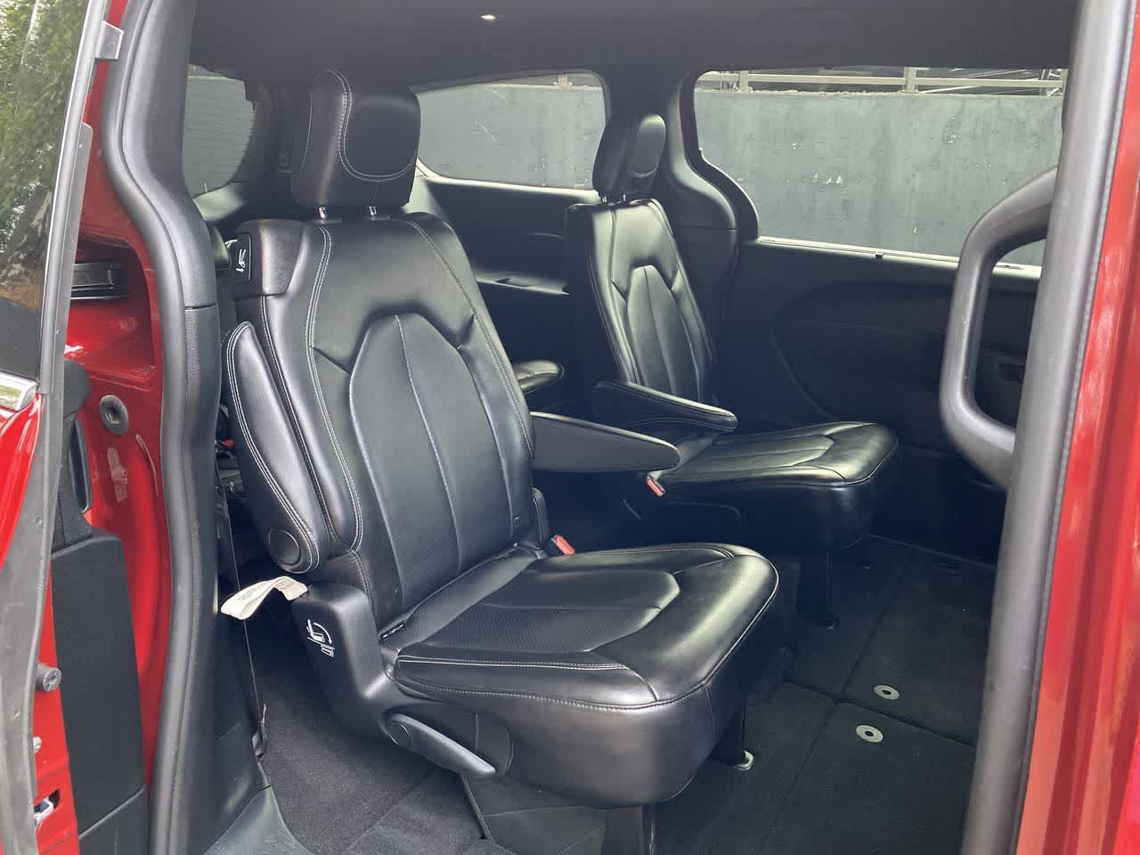 Used 2025 Chrysler Pacifica Select FWD image 16