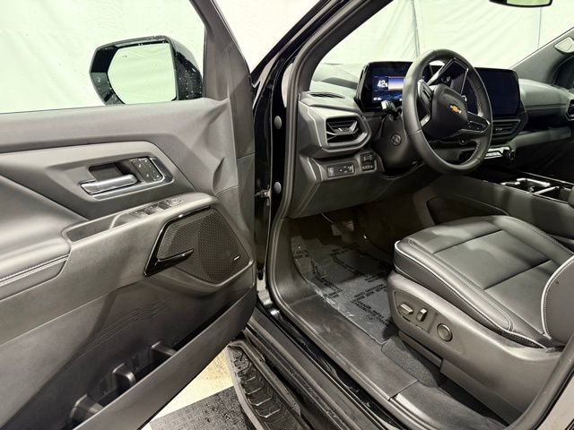 Used 2025 Chevrolet Silverado EV LT image 32