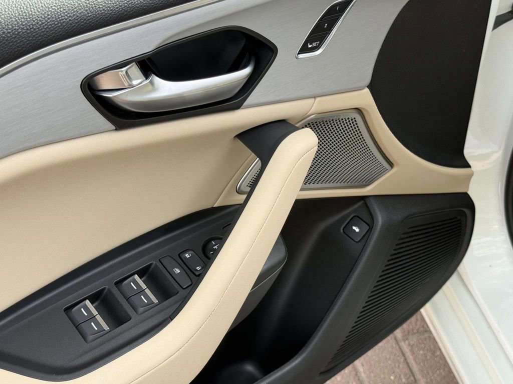 Used 2025 Acura TLX w/ Technology Package image 9