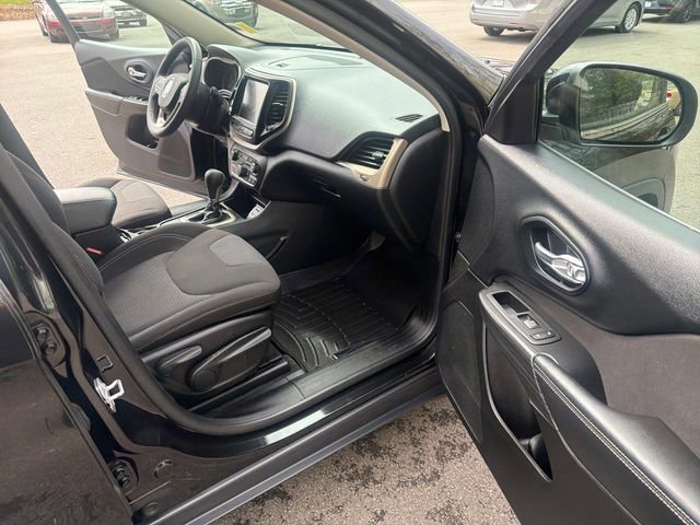 Used 2015 Jeep Cherokee Latitude w/ Cold Weather Group FWD image 22
