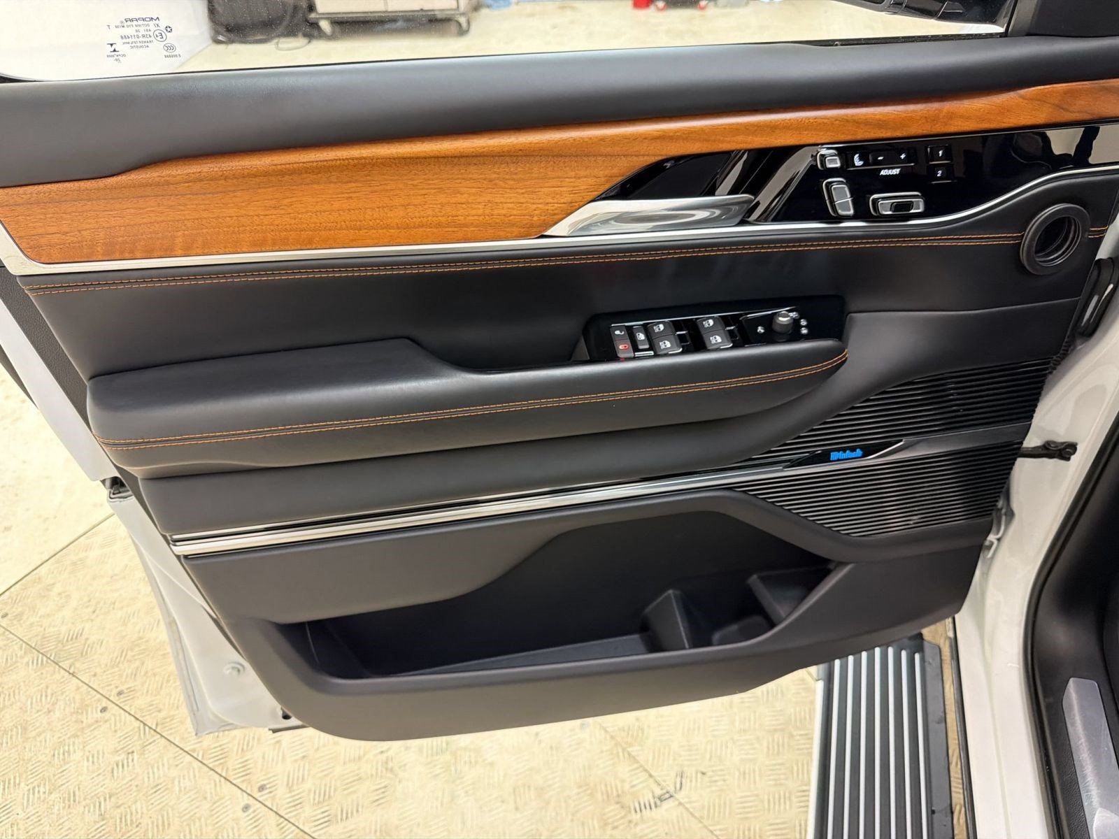 Used 2022 Jeep Grand Wagoneer Series III w/ Rear Seat Video Group 1 AWD/4WD image 14