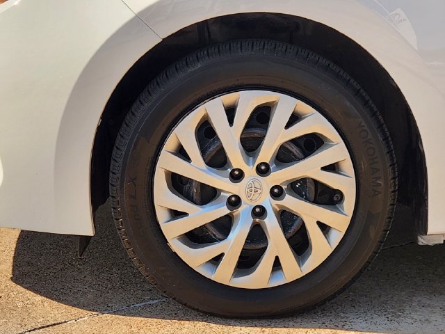 Used 2018 Toyota Corolla LE FWD image 8