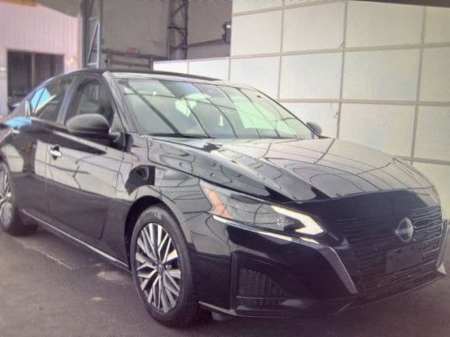 Used 2025 Nissan Altima 2.5 SV FWD image 12