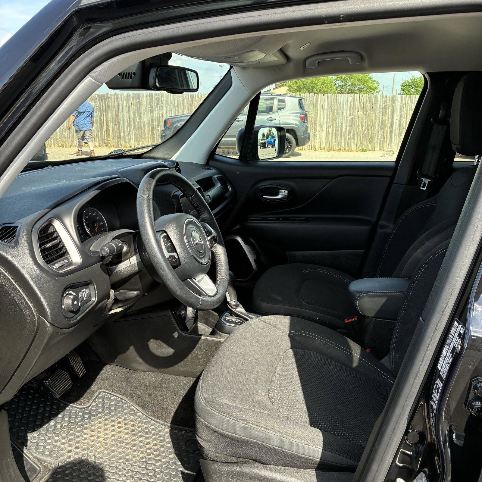 Used 2023 Jeep Renegade Latitude w/ Premium Group image 8