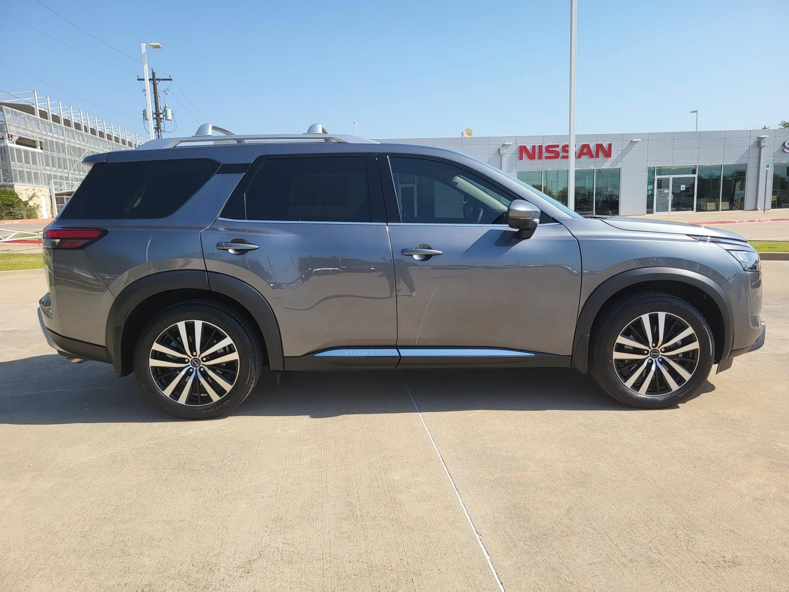 Certified 2025 Nissan Pathfinder Platinum w/ Cargo Package FWD image 4