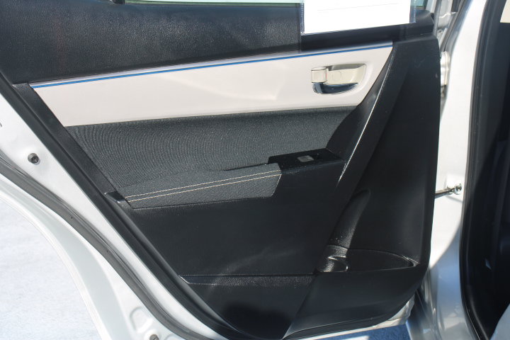 Used 2015 Toyota Corolla LE FWD image 9