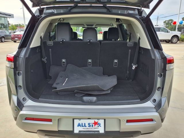 Used 2025 Nissan Pathfinder SL image 11