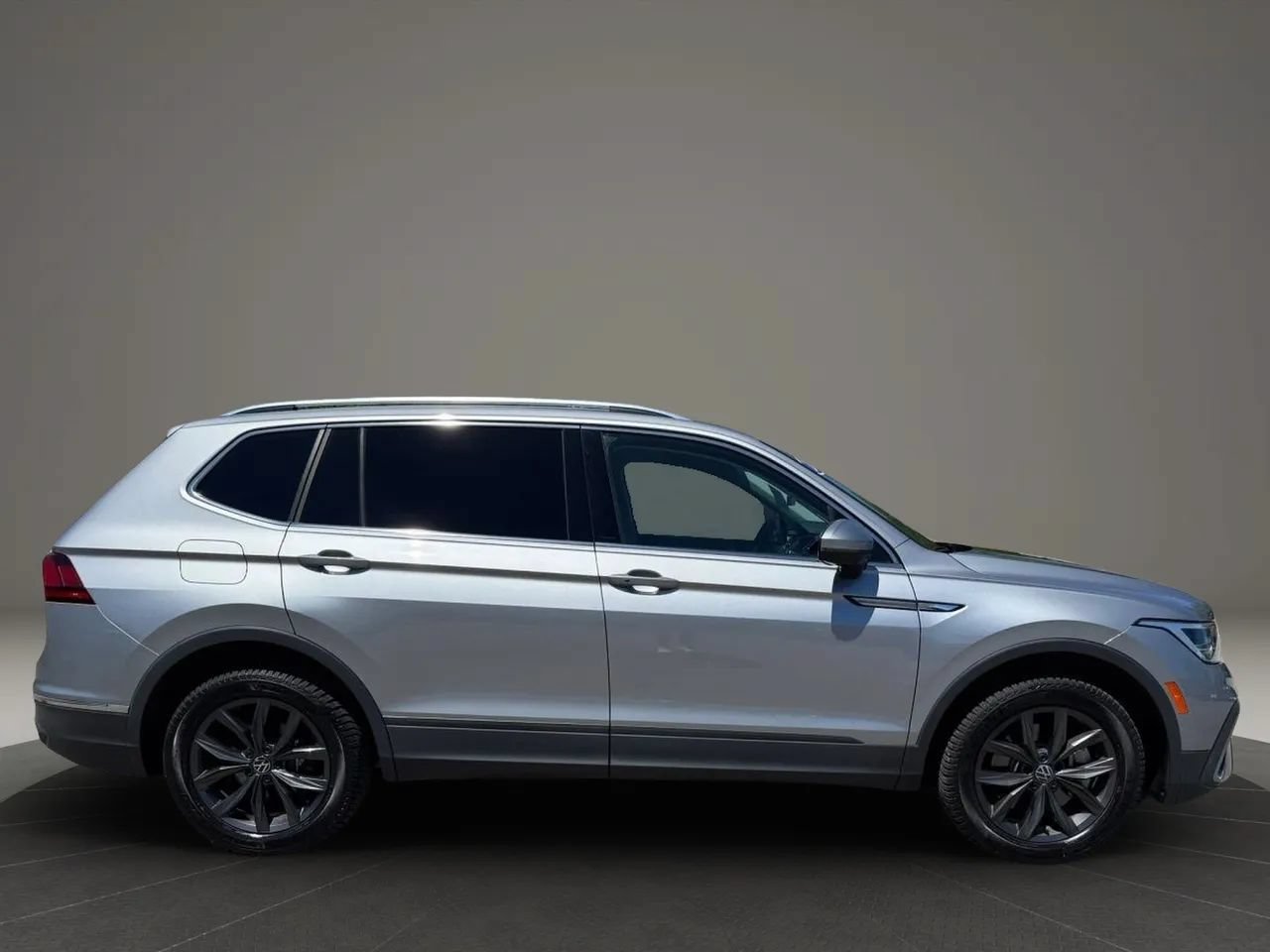 Used 2022 Volkswagen Tiguan SE AWD/4WD image 3