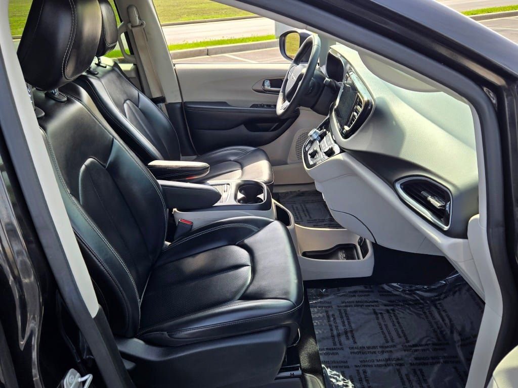 Used 2023 Chrysler Pacifica Touring-L FWD image 7