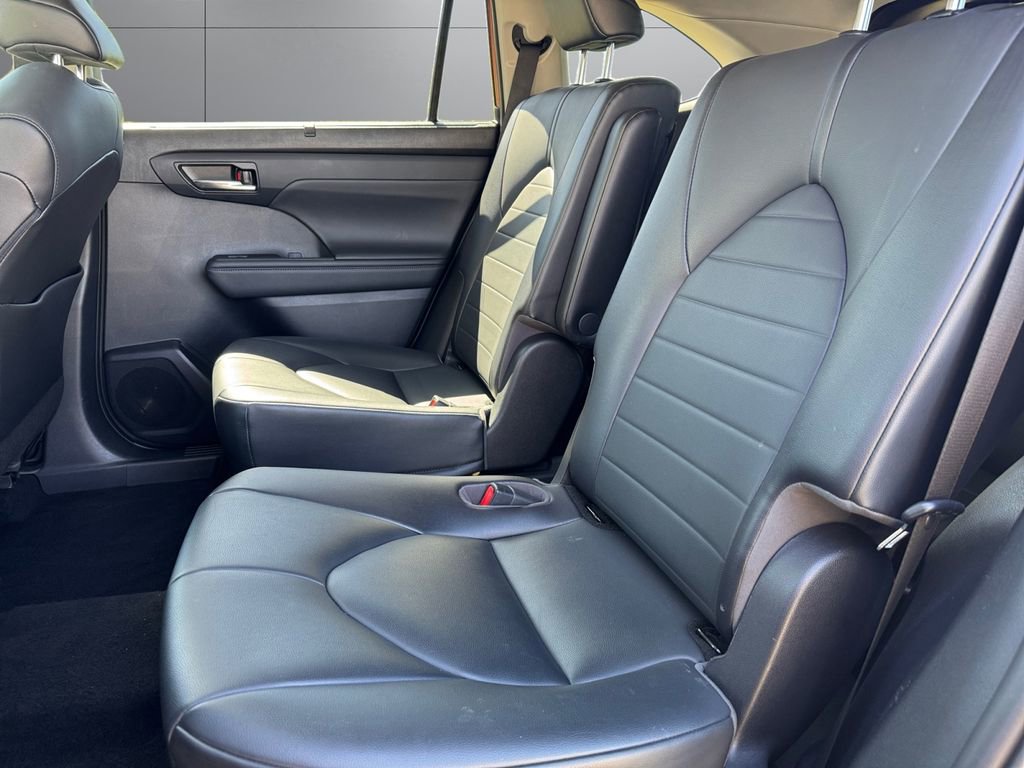 Used 2021 Toyota Highlander XLE AWD/4WD image 18
