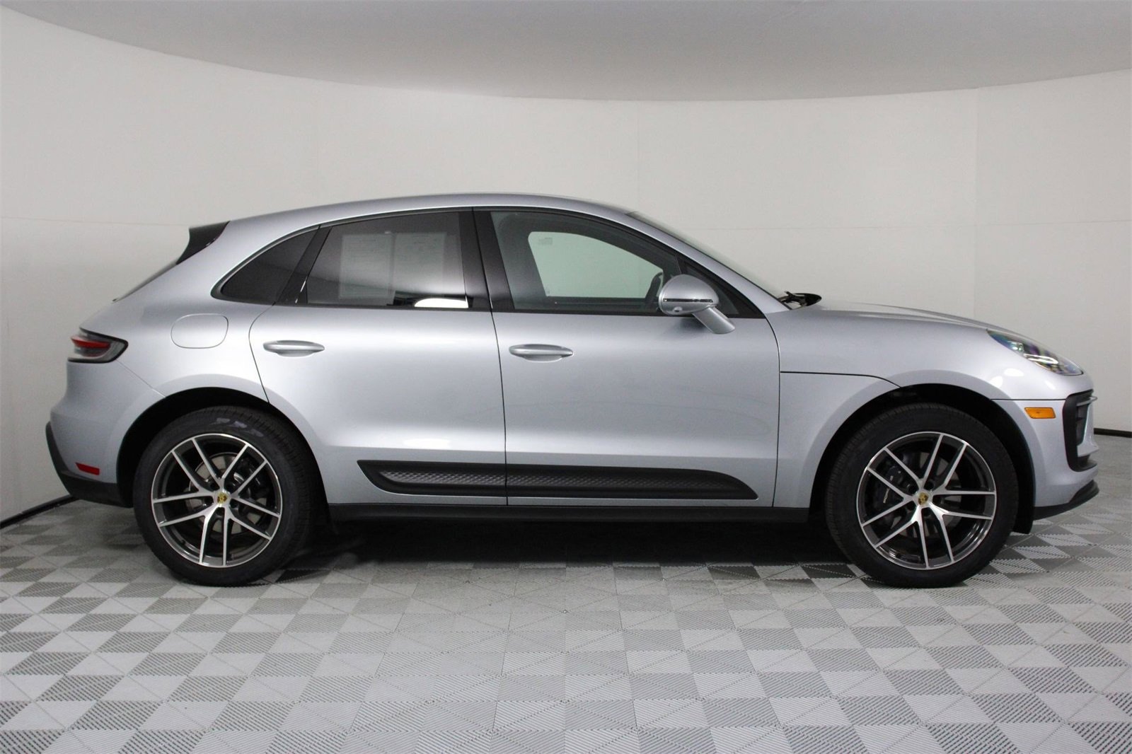 Used 2025 Porsche Macan image 8
