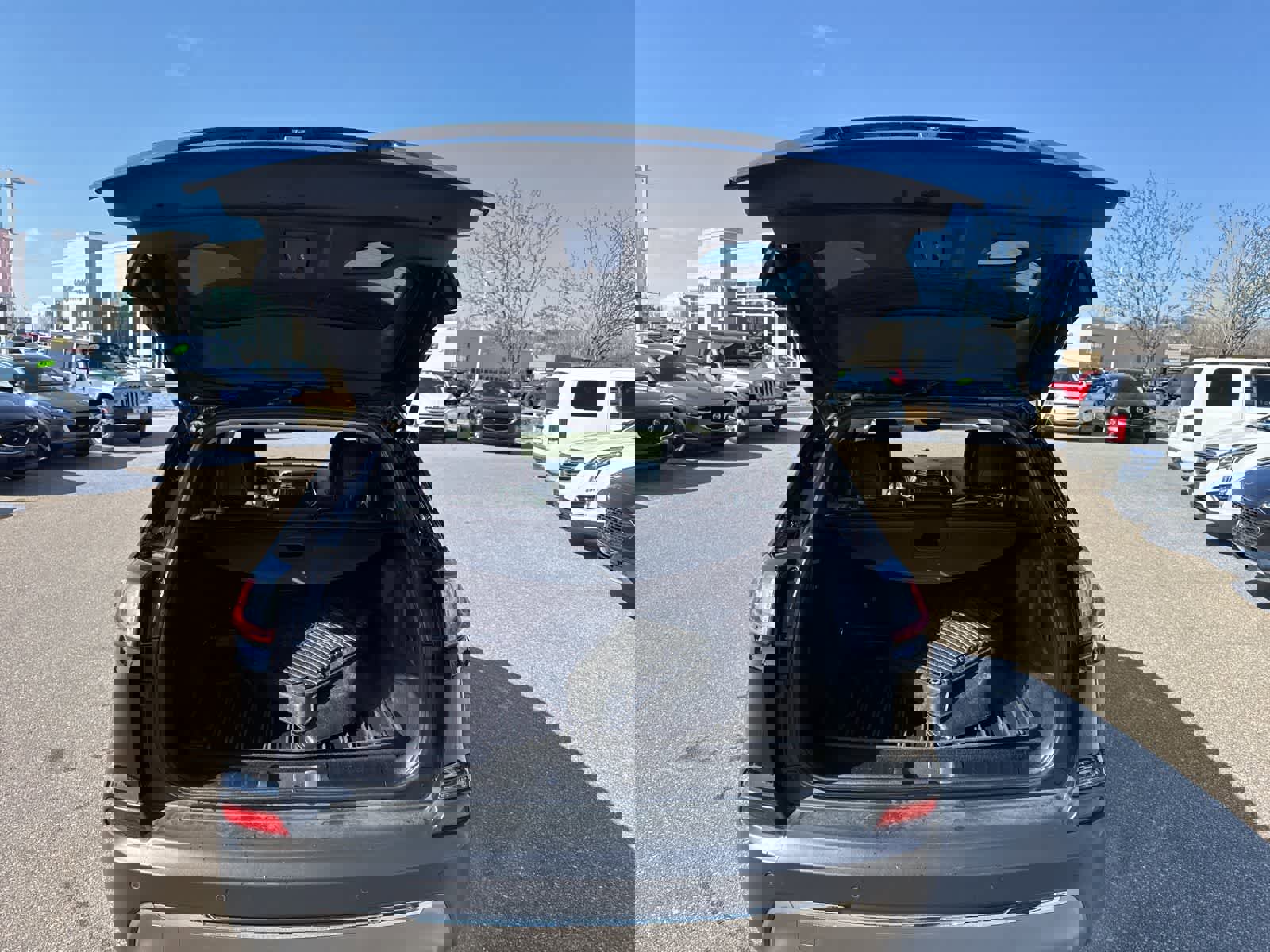 Used 2019 Jeep Cherokee Limited w/ Luxury Group image 19