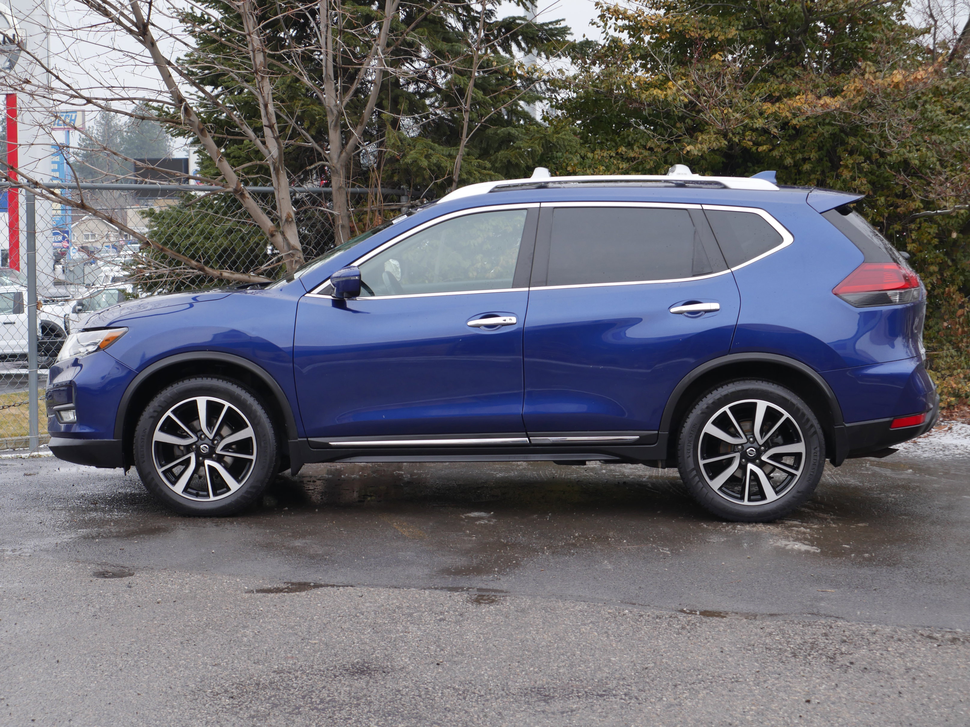 Used 2018 Nissan Rogue SL w/ Premium Package image 16