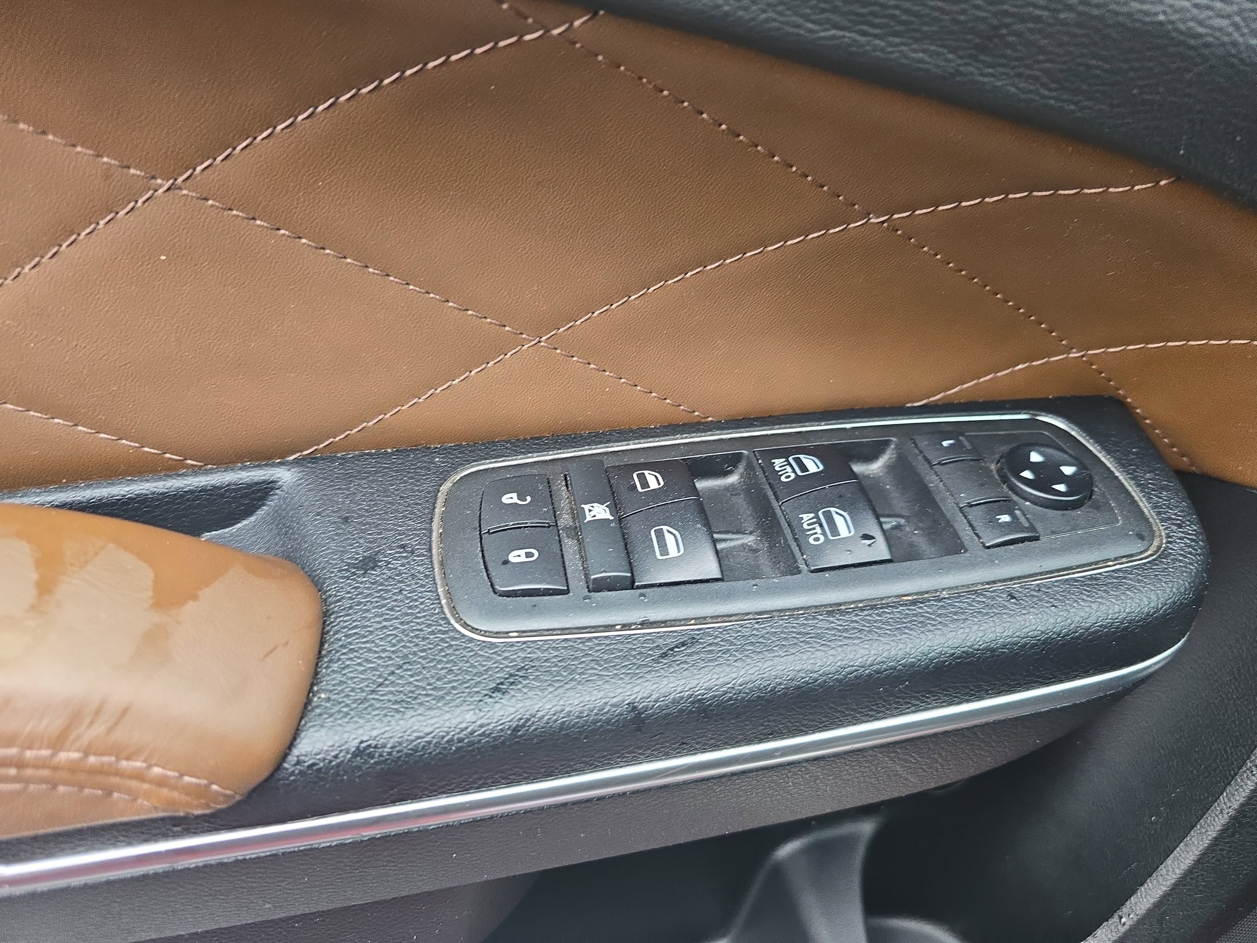 Used 2018 Chrysler 300 C w/ Safetytec Plus Group RWD image 27
