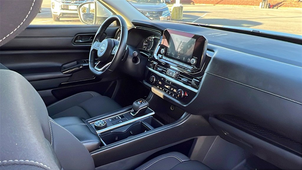 Used 2024 Nissan Pathfinder SV image 11