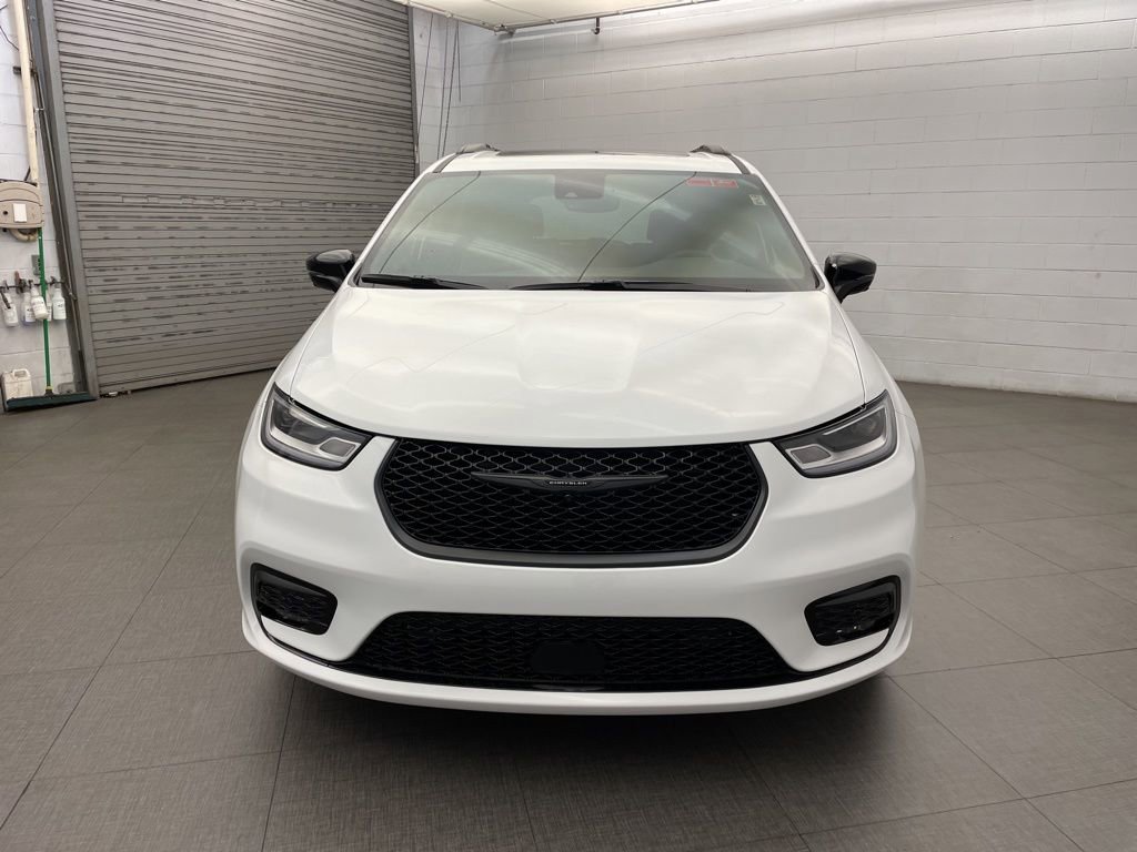 New 2026 Chrysler Pacifica Limited w/ Uconnect Theater Family Group FWD image 9