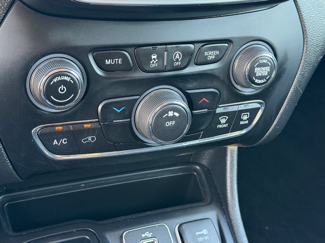 Used 2019 Jeep Cherokee Latitude w/ Popular Appearance Group FWD image 21