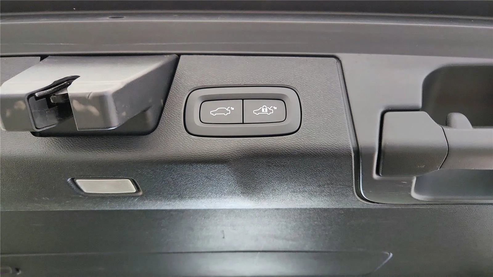 Used 2023 Volvo XC60 B5 Ultimate w/ Climate Package image 36