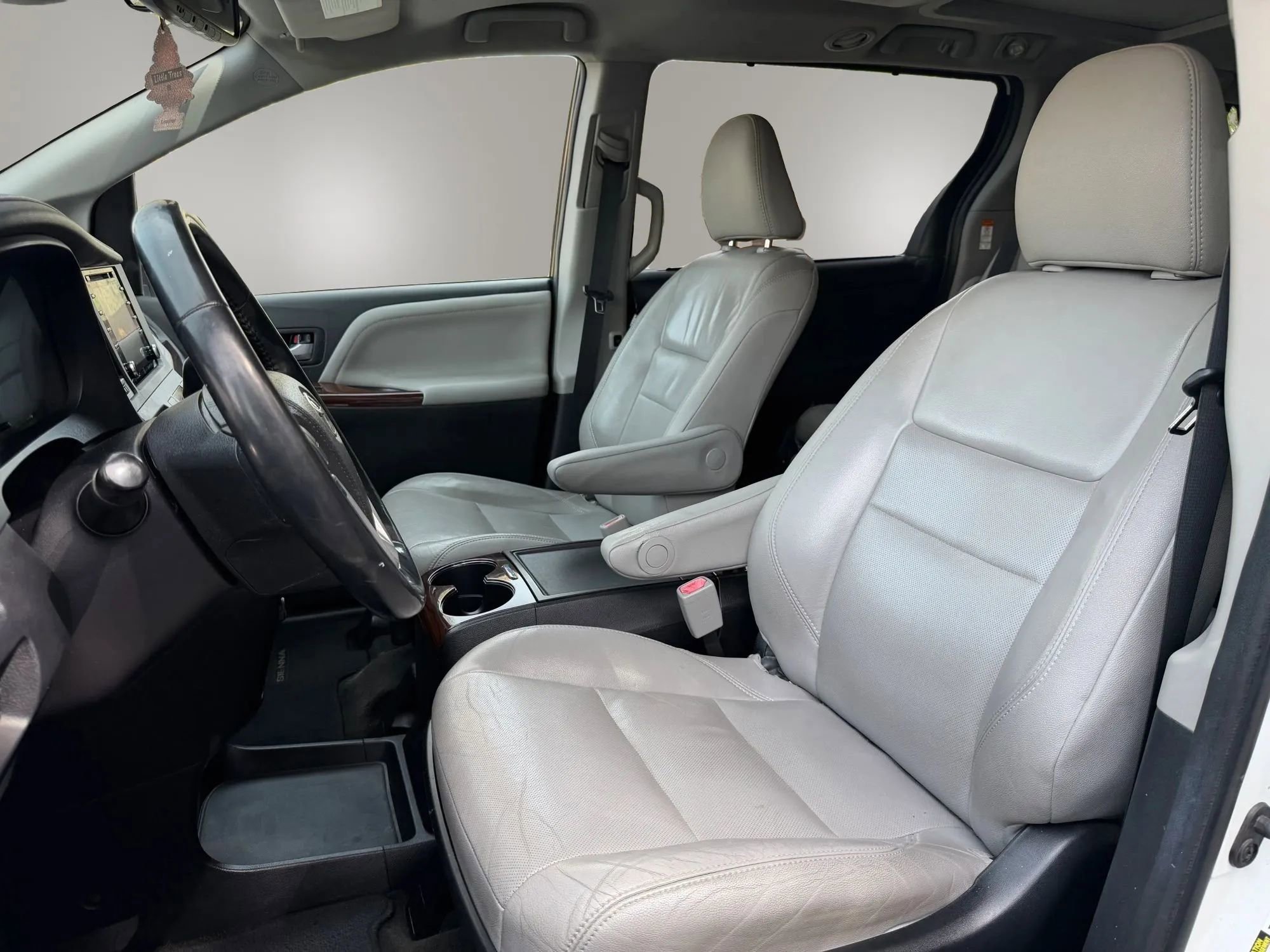 Used 2018 Toyota Sienna Limited Premium image 19