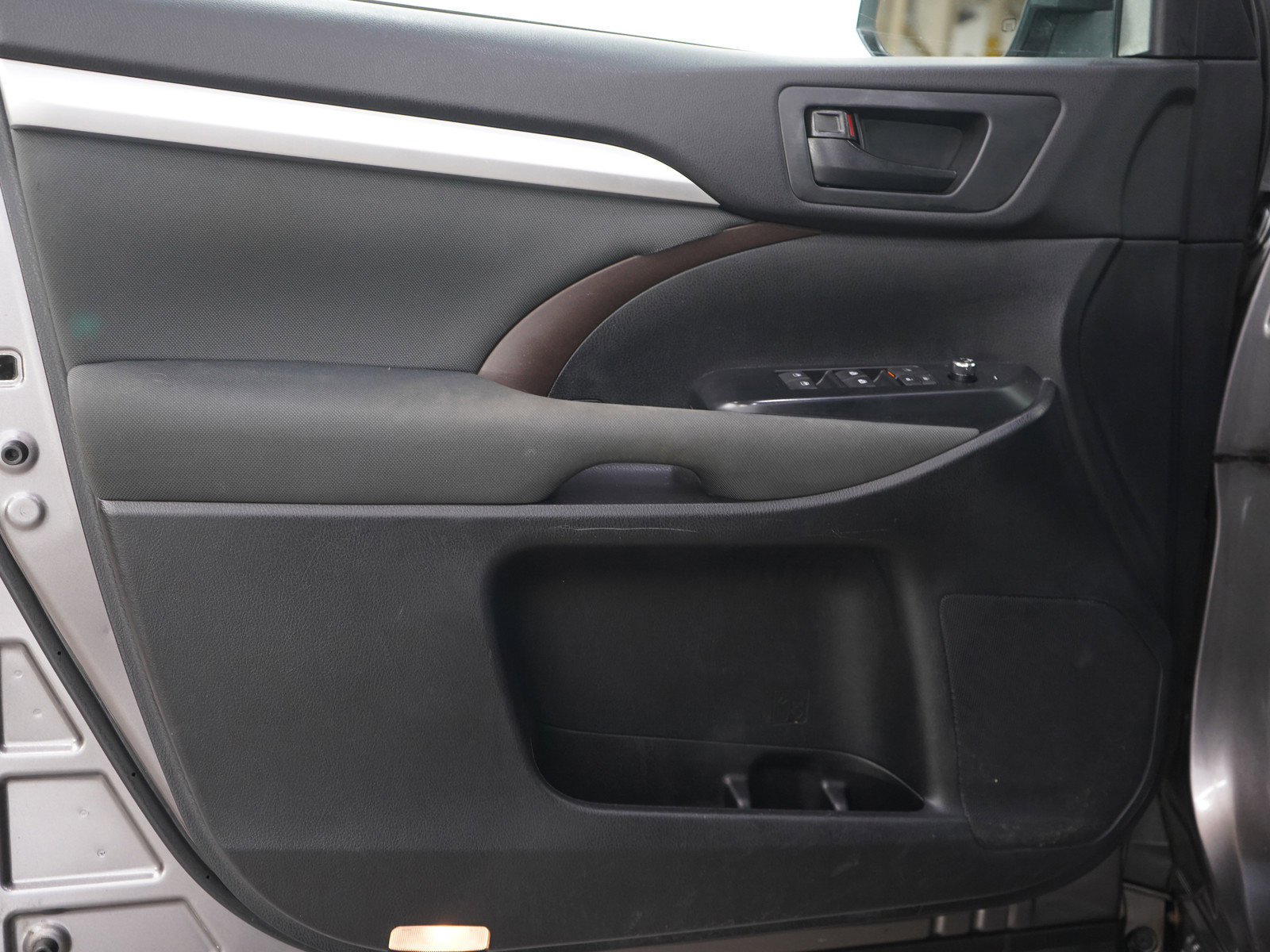 Used 2015 Toyota Highlander LE AWD/4WD image 21