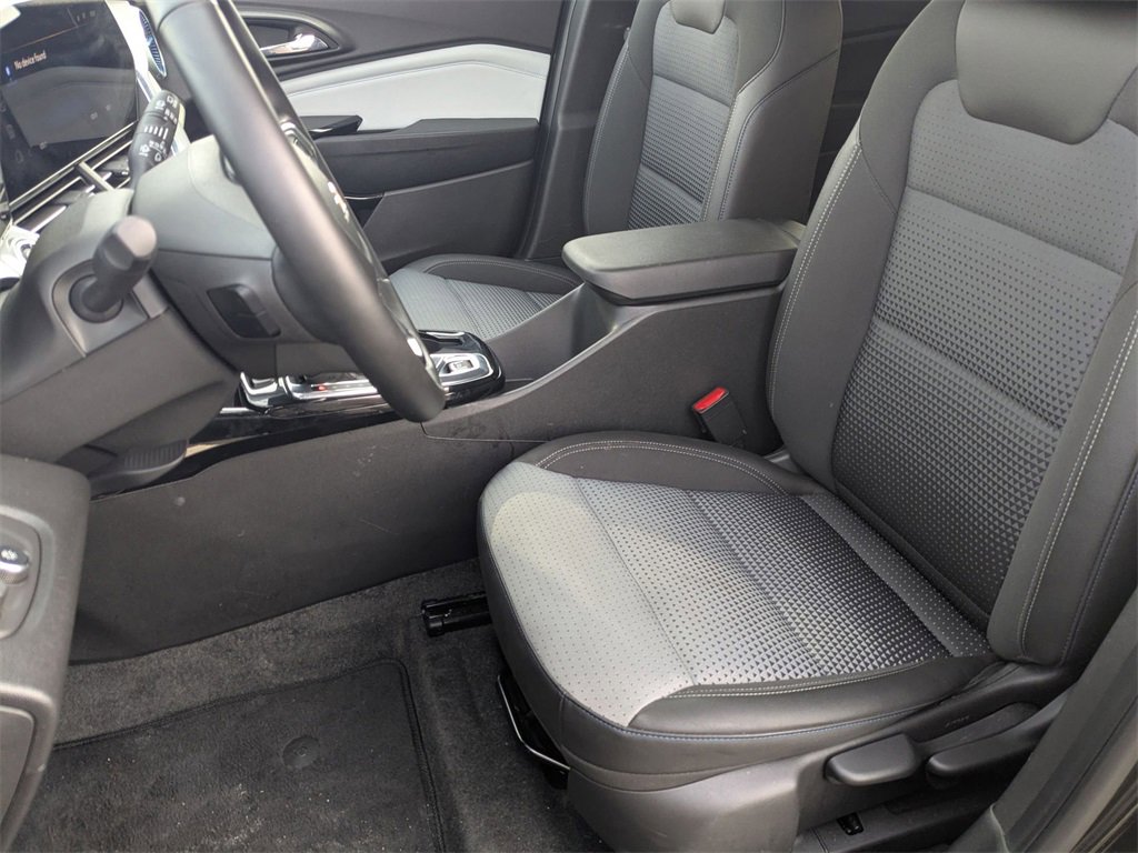 Used 2025 Chevrolet Trax LT w/ LT Convenience Package image 17