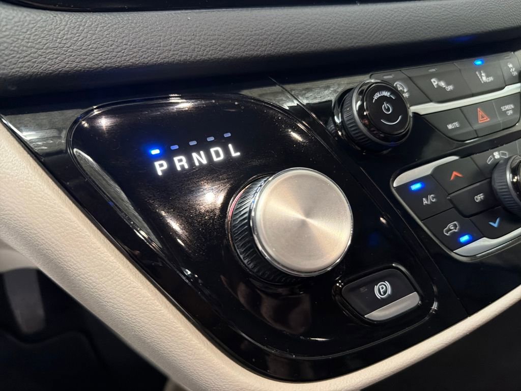 Used 2024 Chrysler Pacifica Touring-L image 27