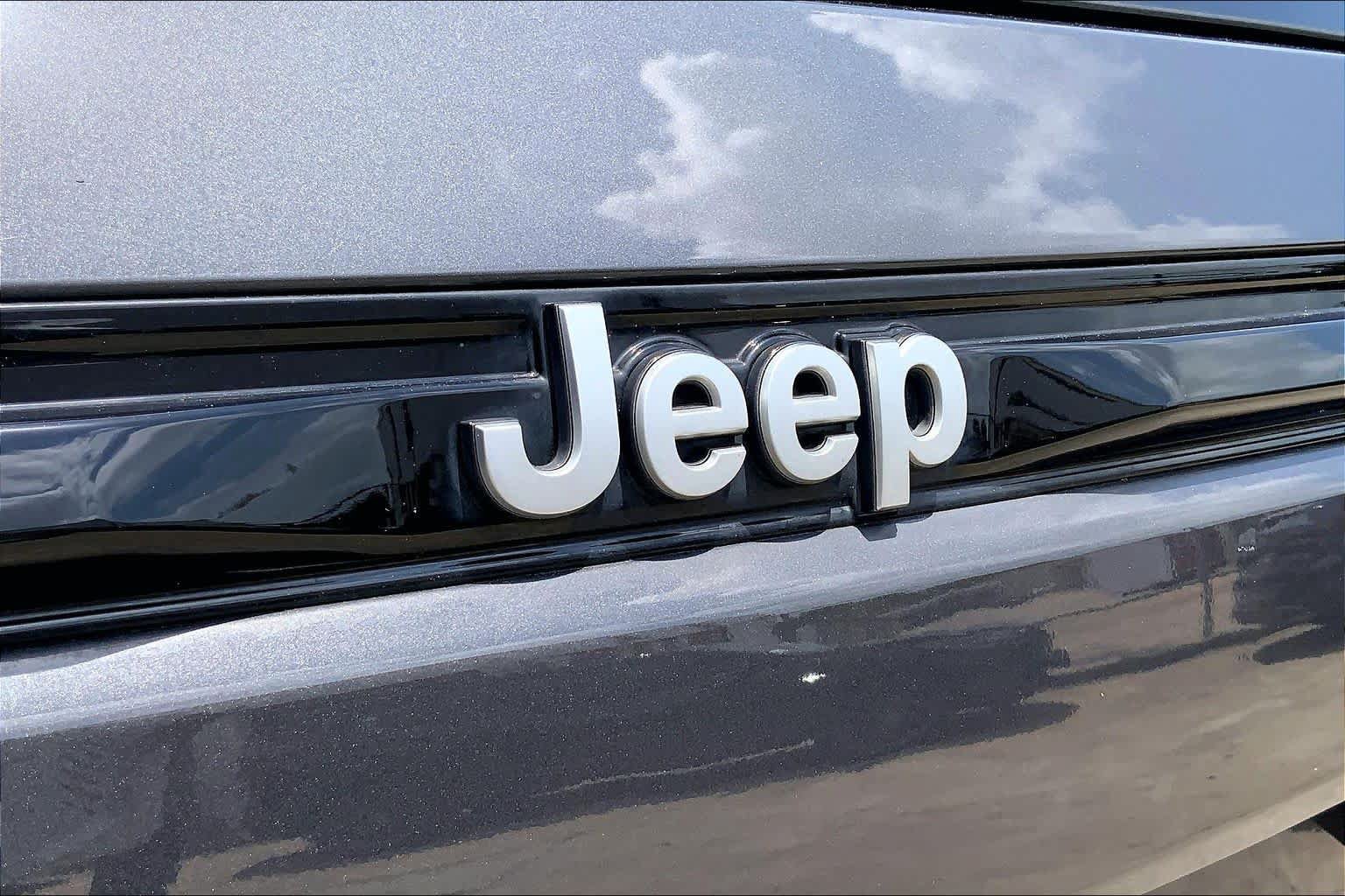 Used 2022 Jeep Grand Cherokee Summit w/ Adv Protech Group IV AWD/4WD image 30
