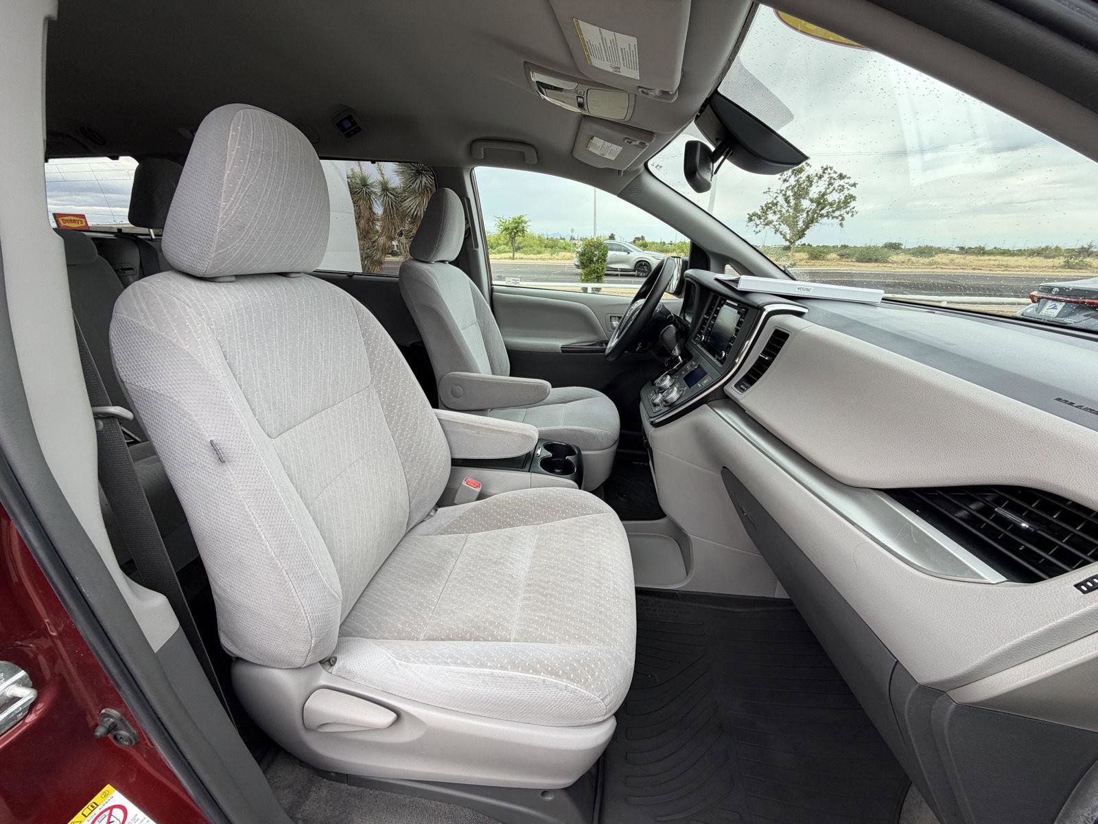 Used 2018 Toyota Sienna LE w/ Carpet Mat Package FWD image 32