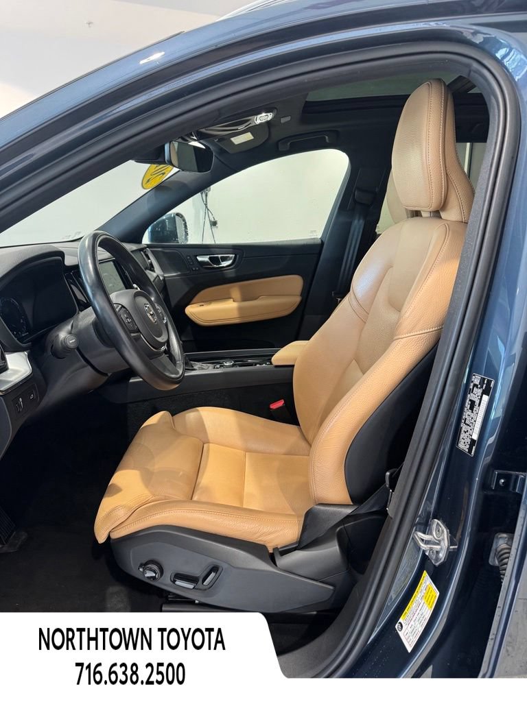 Used 2019 Volvo XC60 T5 Momentum w/ Multimedia Package AWD/4WD image 2