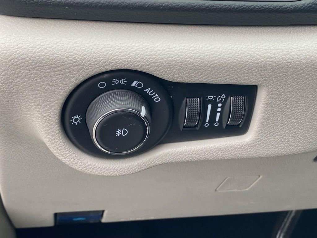 Used 2024 Chrysler Pacifica Touring-L image 17