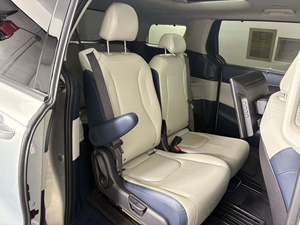 Used 2025 Kia Carnival SX image 35