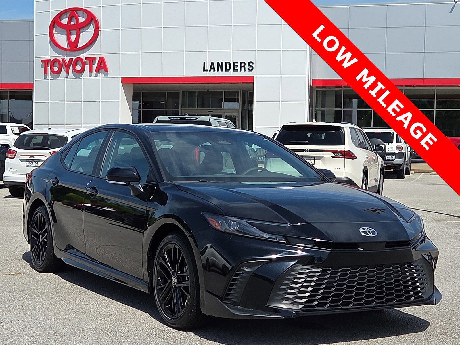Used 2025 Toyota Camry SE FWD image 1