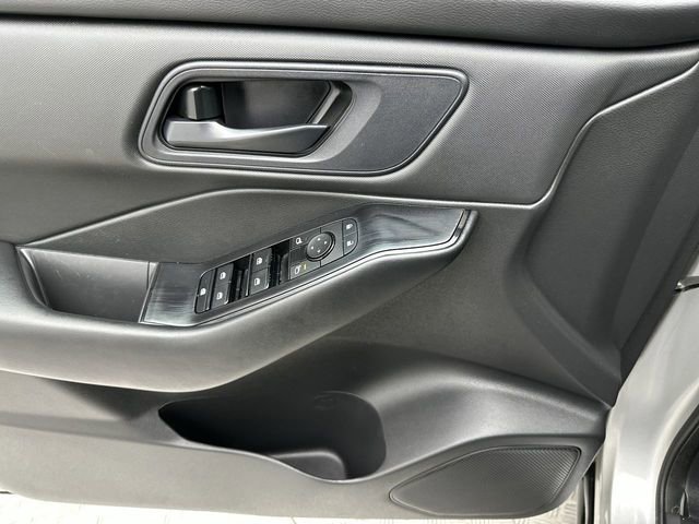 Used 2024 Nissan Rogue S image 14