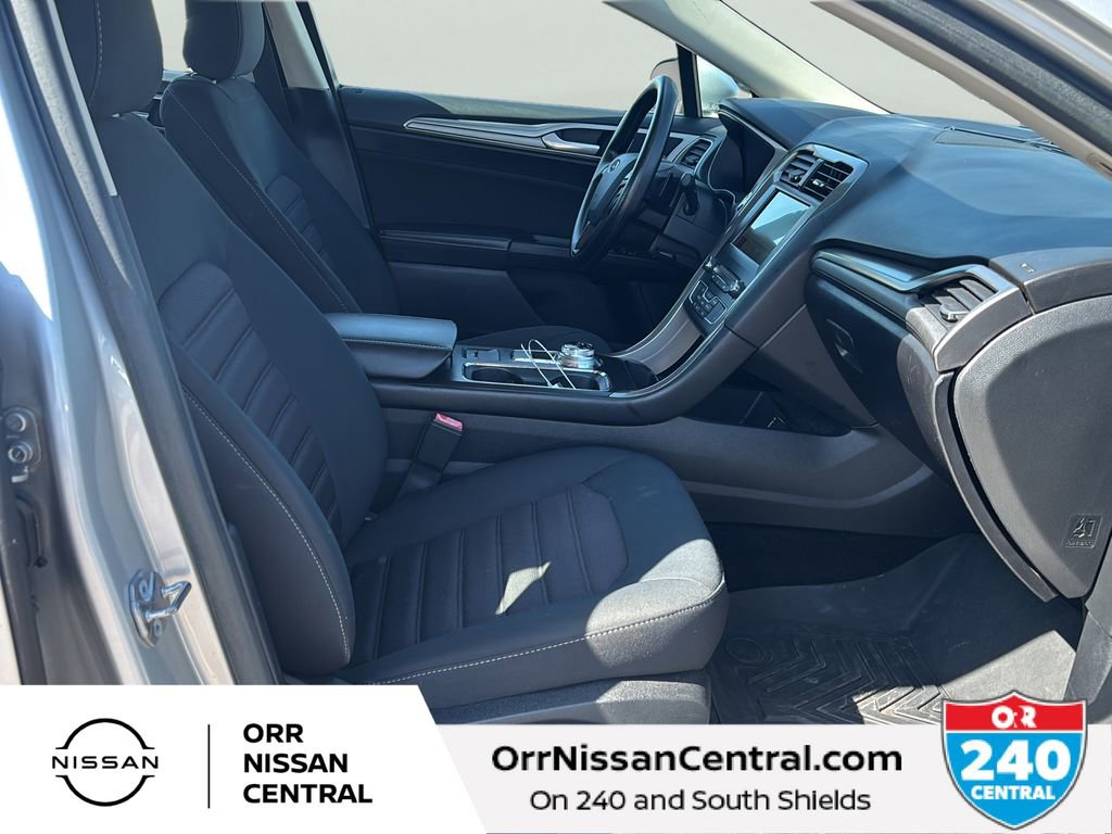 Used 2018 Ford Fusion SE w/ Fusion SE Technology Package FWD image 11